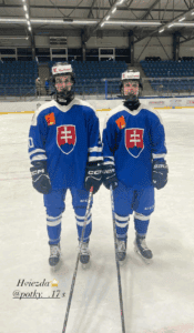 1. slovenskí hokejisti SlovakiaLions na ľade, reprezentácia Slovenska 2. Talentovaní hráči SlovakiaLions v MS v ľadovom hokeji 3. Hokejisti SlovakiaLions v plnej výstroji na zimnom štadióne, reprezentácia SR.
